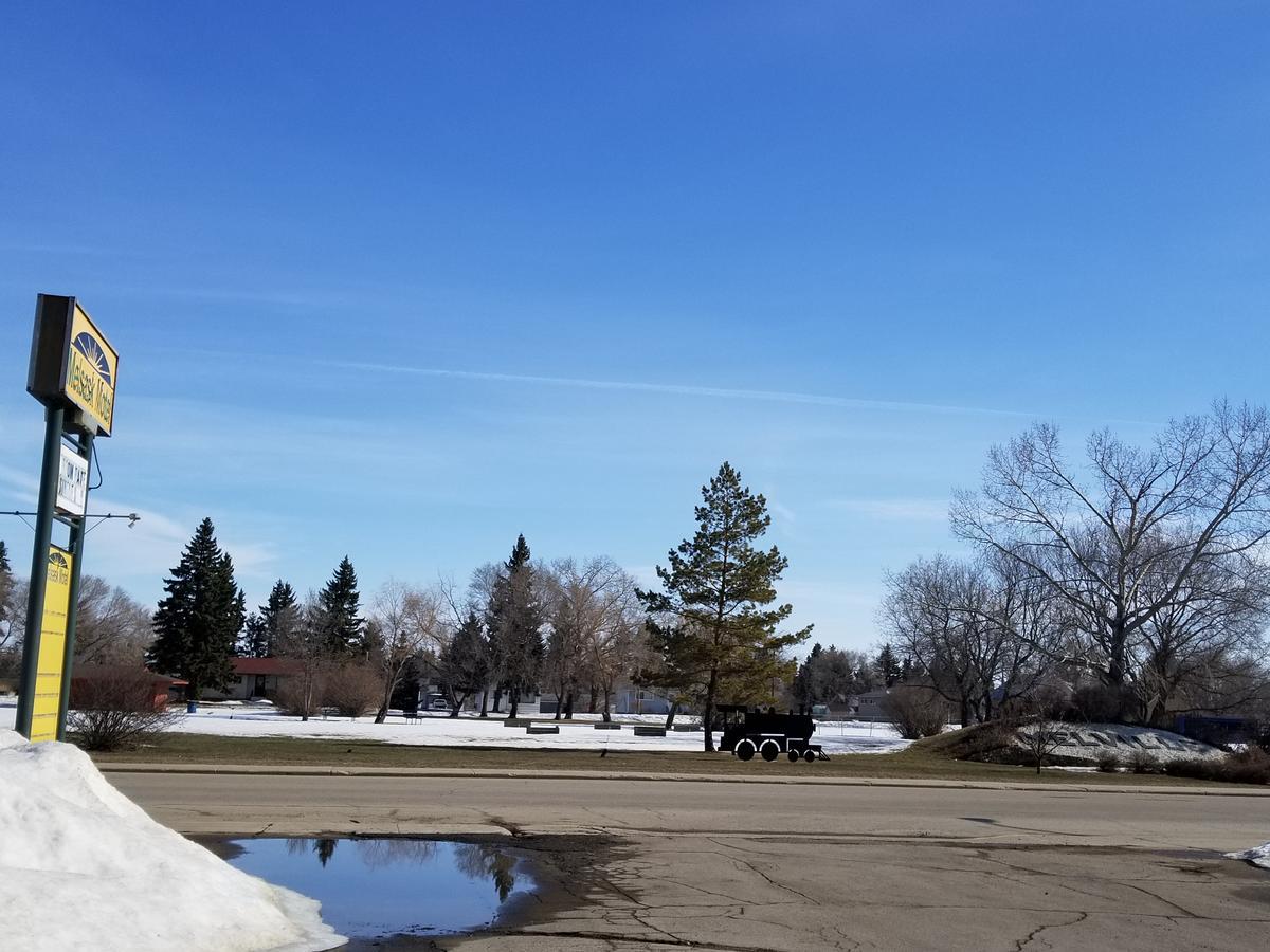 Melsask Motel Melville Bagian luar foto