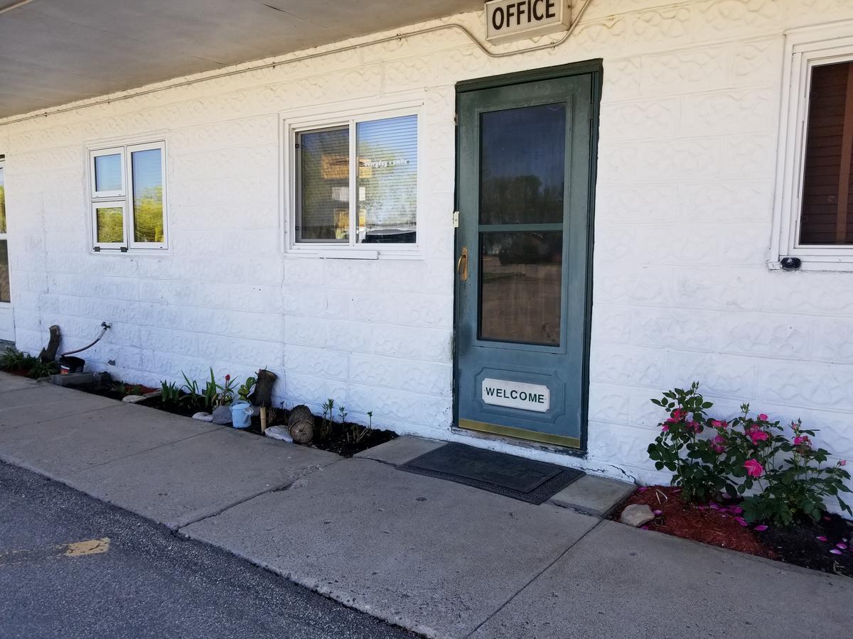 Melsask Motel Melville Bagian luar foto